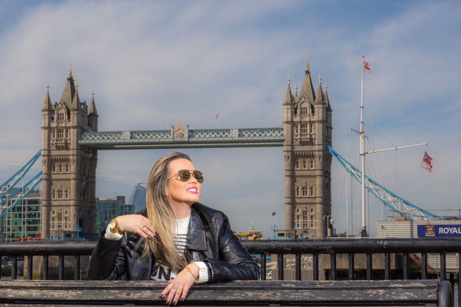 Mulher com tower Bridge ao fundo