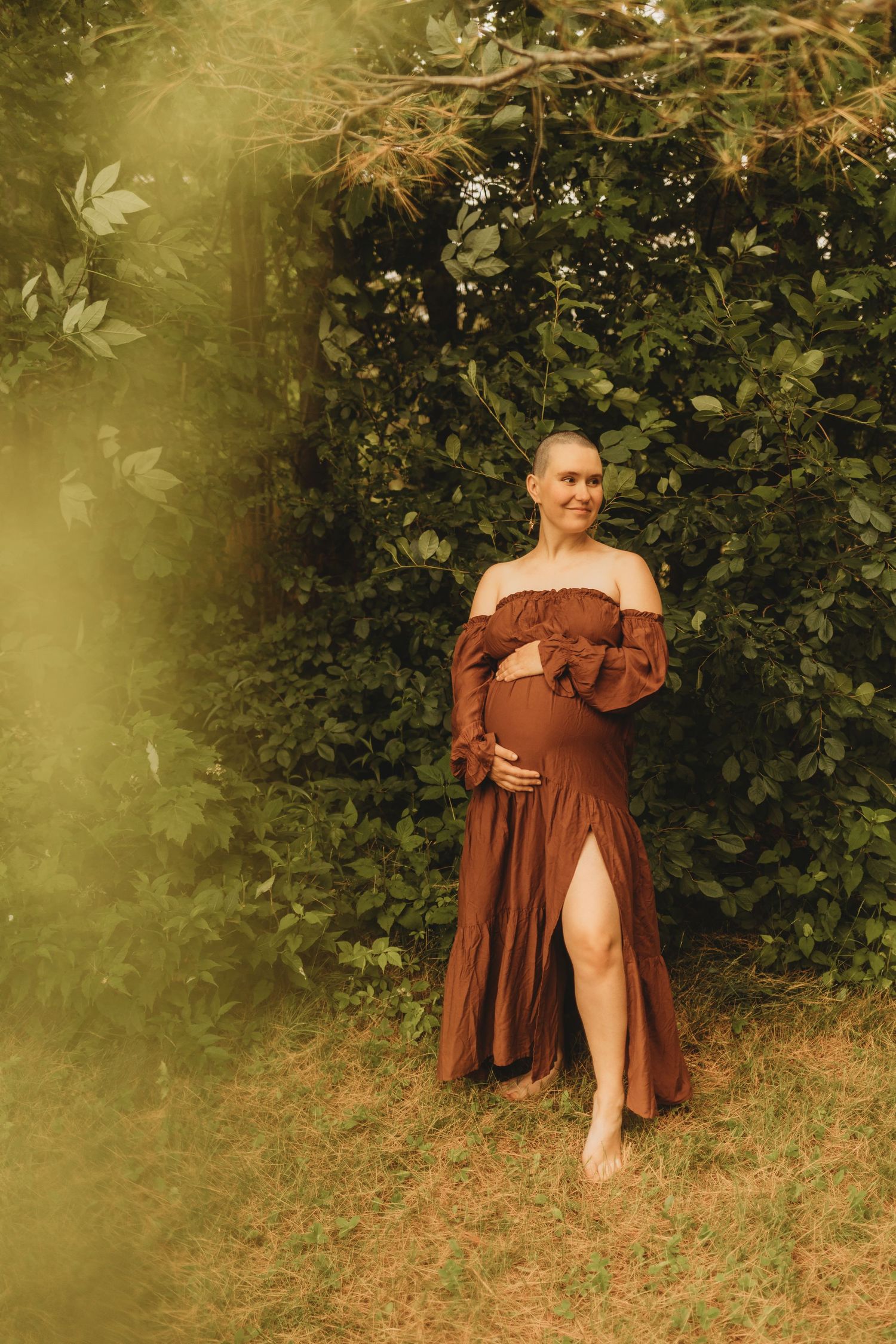 Connecticut maternity photographer capturing raw, emotional pregnancy moments. Norwich CT maternity session with natural light and connectio