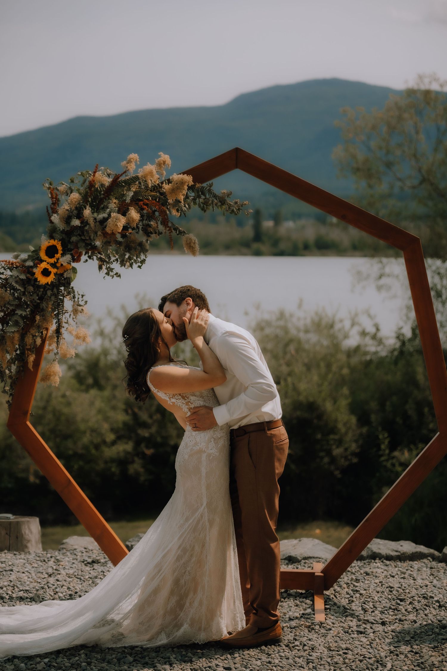 Nanaimo wedding, ceremony, summer wedding, vancouver island photographer, bride and groom, brannen lake, nanaimo photography, backyard