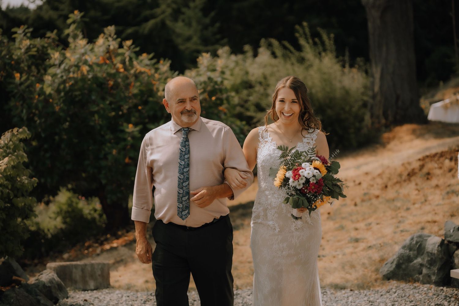 Nanaimo wedding, ceremony, summer wedding, vancouver island photographer, bride and groom, brannen lake, nanaimo photography, backyard