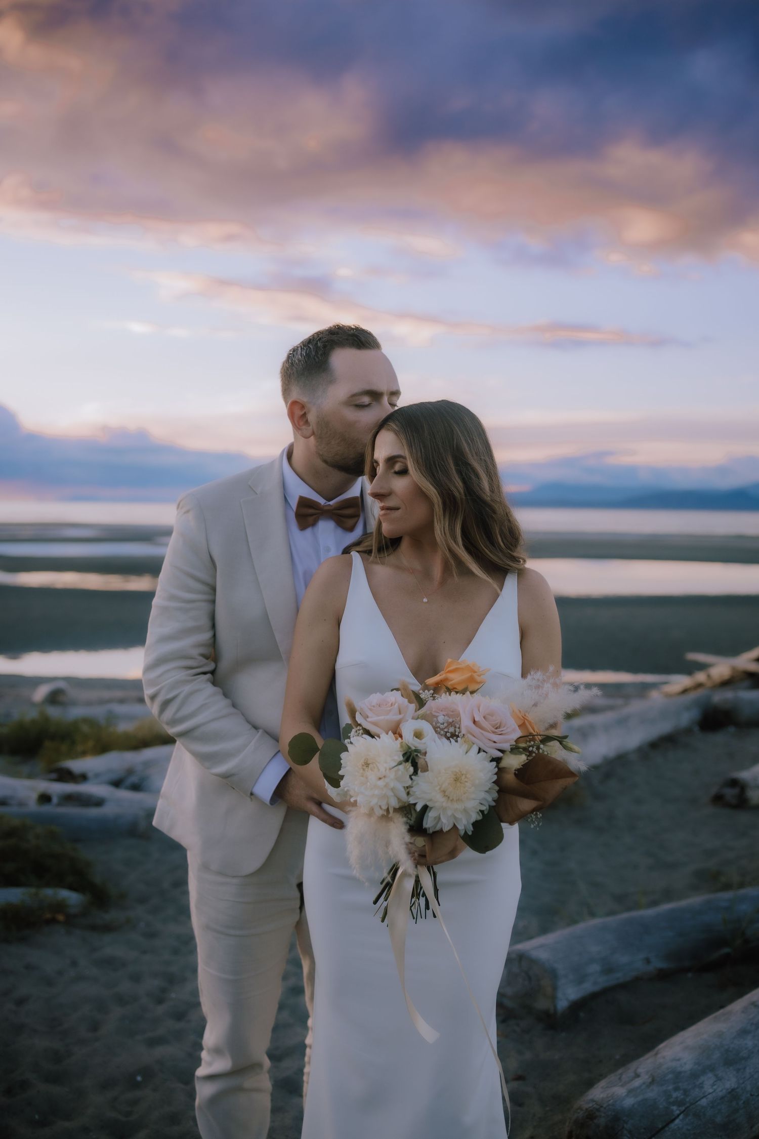 golden hour, sunset wedding photos, beach wedding photography, parksville wedding, vancouver island wedding photographer, outdoor wedding