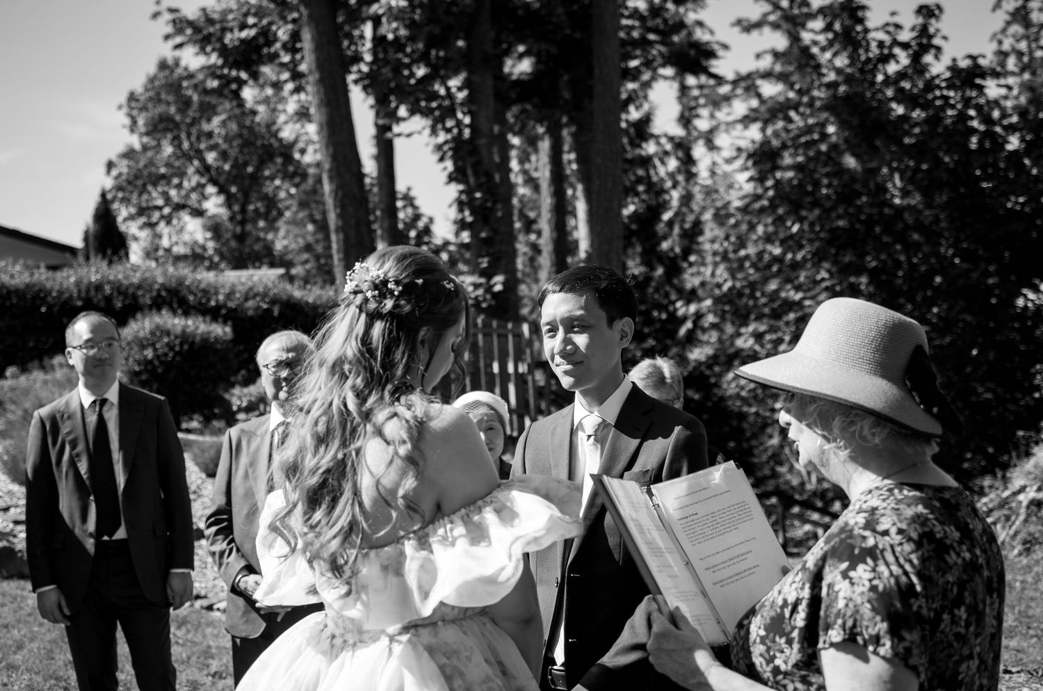 Chemainus wedding, intimate elopement, nanaimo photography, Vancouver Island photographer, Pacific Northwest, backyard wedding ceremony