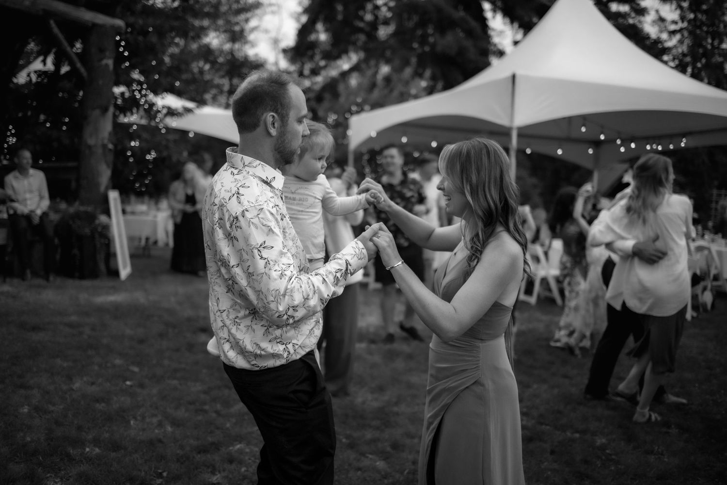 wedding reception, nanaimo wedding, vancouver island photographer, summer wedding, outdoor wedding, backyard ceremony, sunset, first dance