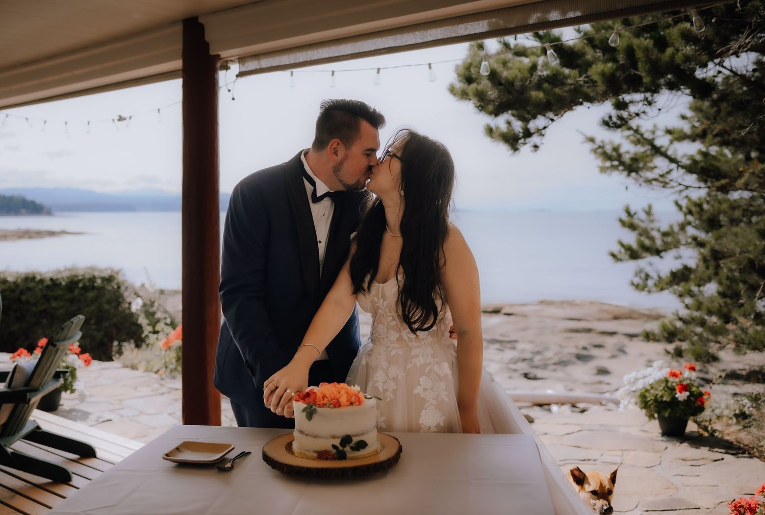 Gabriola Island Wedding Photographer, Bridal portraits, cake cutting, reception, nanaimo photographer
