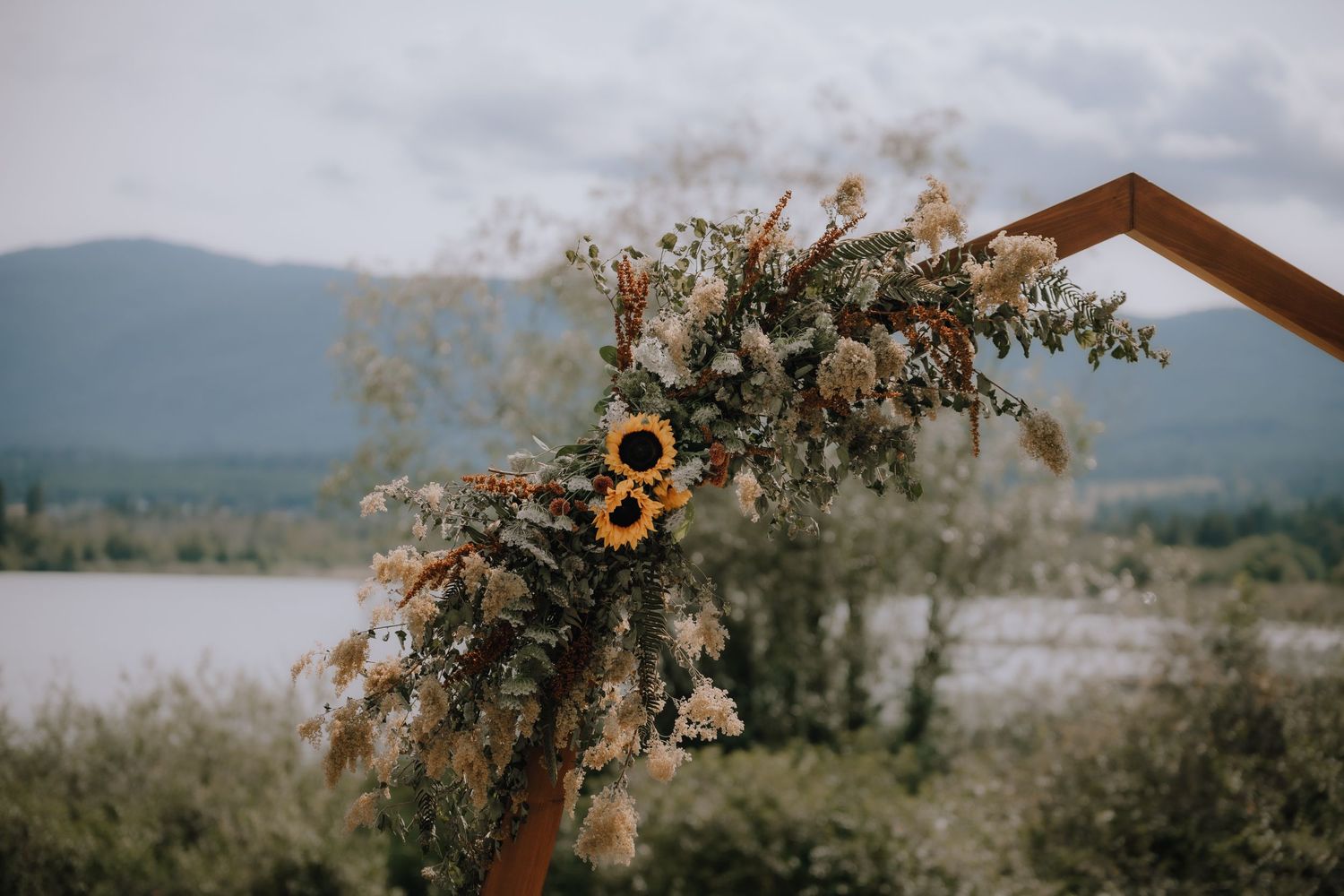 Nanaimo wedding, lake wedding, summer wedding, vancouver island wedding photographer, wedding ceremony, arch, floral swag