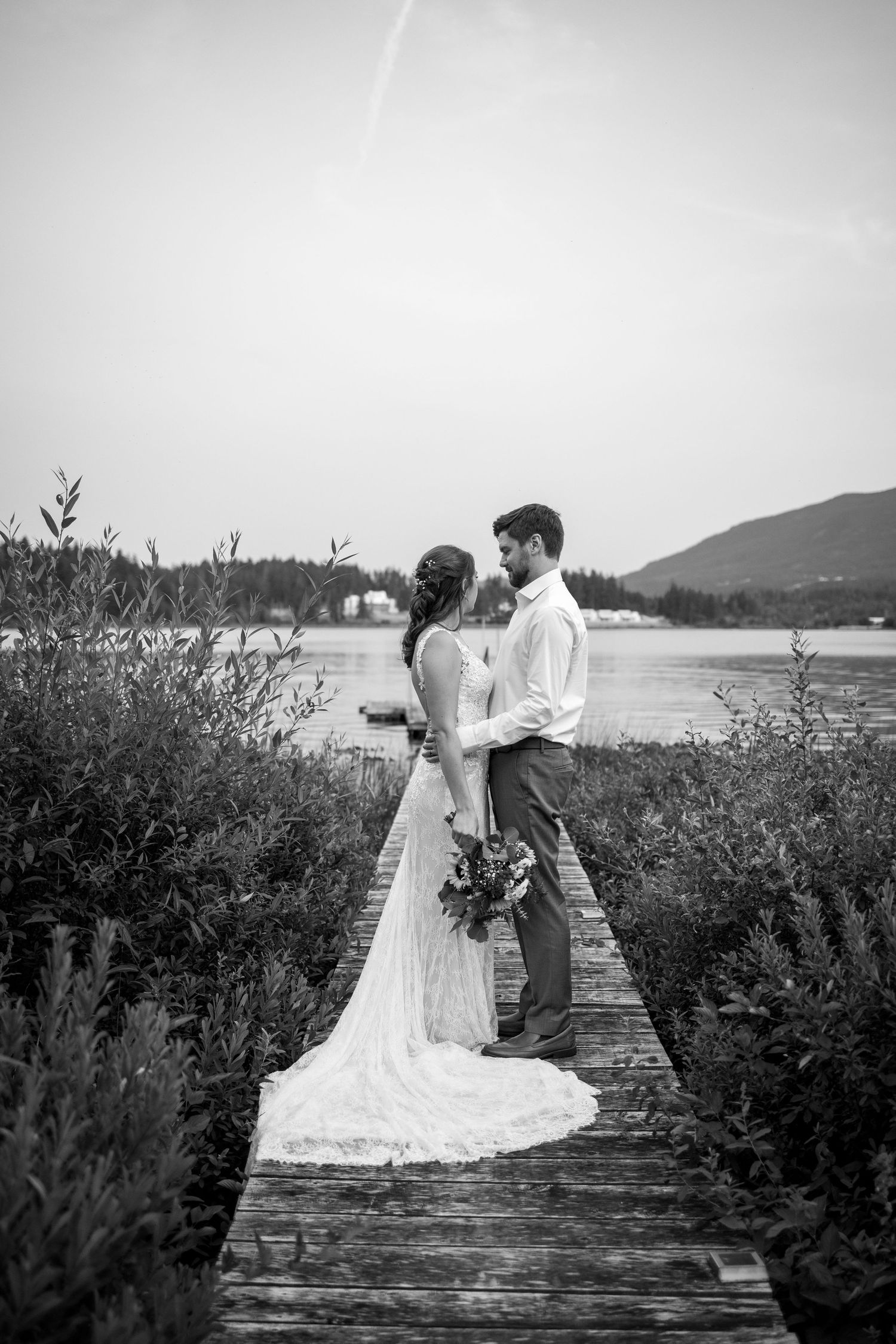 wedding reception, nanaimo wedding, vancouver island photographer, summer wedding, outdoor wedding, backyard ceremony, sunset, first dance