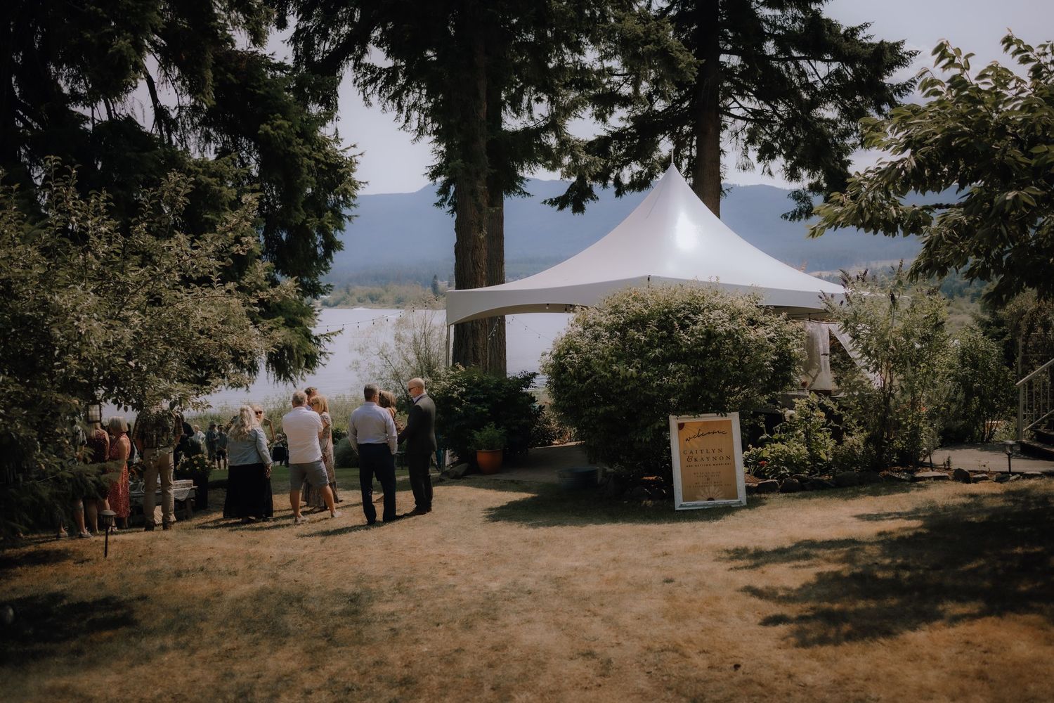 Nanaimo wedding, ceremony, summer wedding, vancouver island photographer, bride and groom, brannen lake, nanaimo photography, backyard
