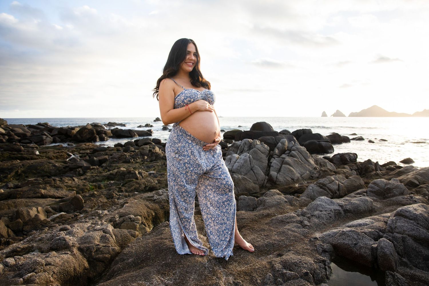 pregnant woman in front of the Cabo San Lucas arch