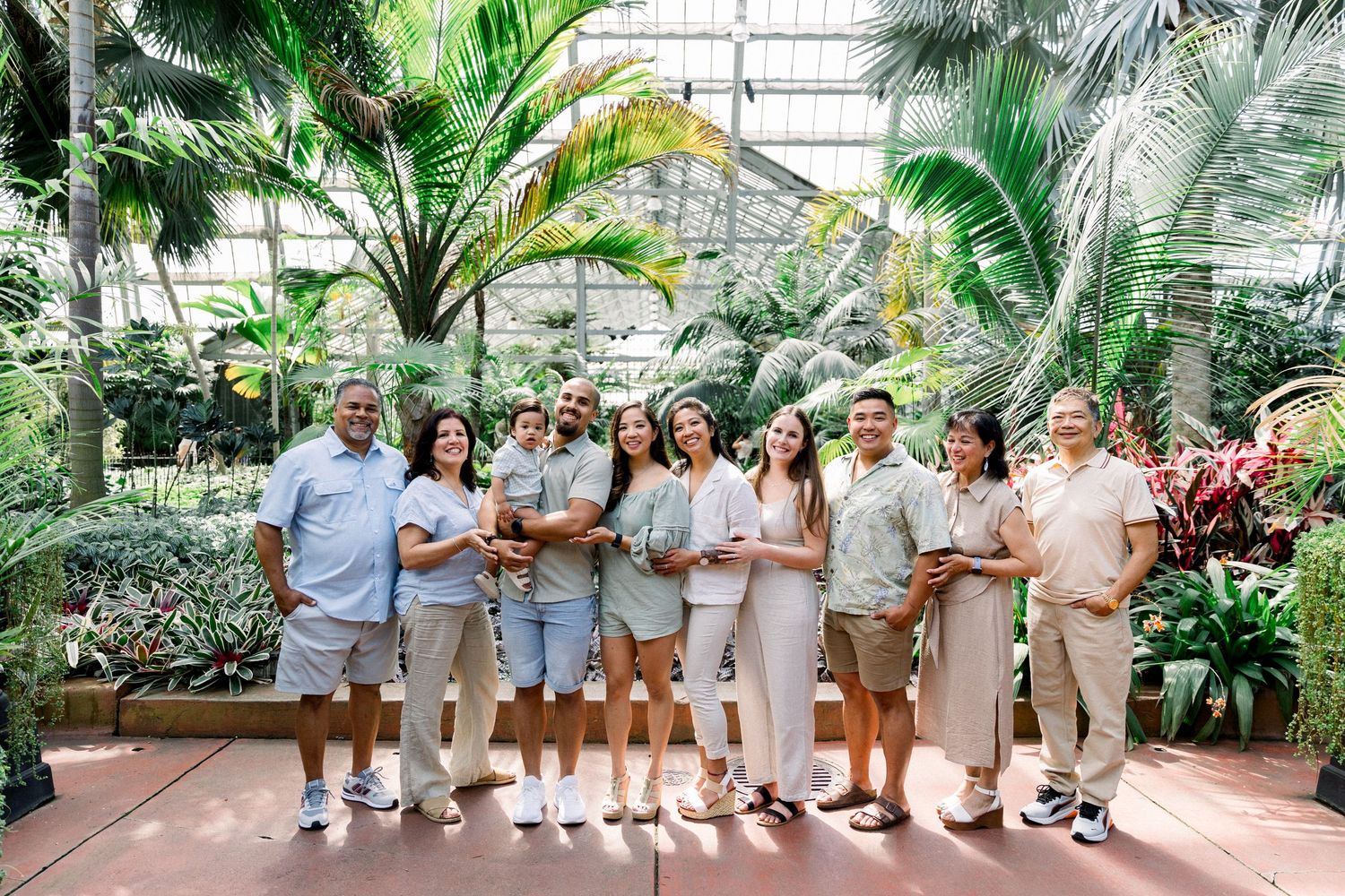 Chicago family photographers, Garfield Park Conservatory extended family portrait in Chicago.