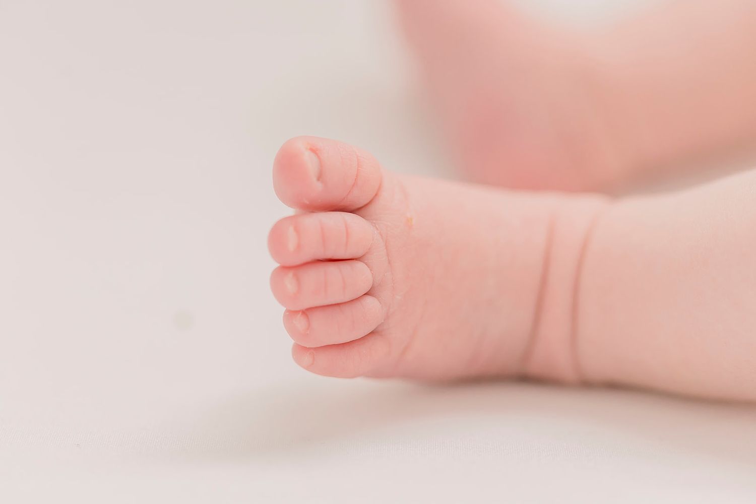 Chicago newborn photographer, in home newborn photoshoot for a young family