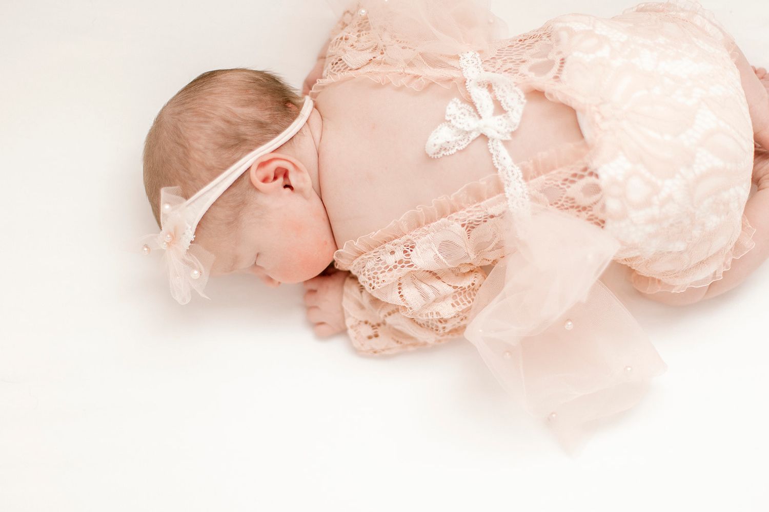 Chicago newborn photographer, in home newborn photoshoot for a young family