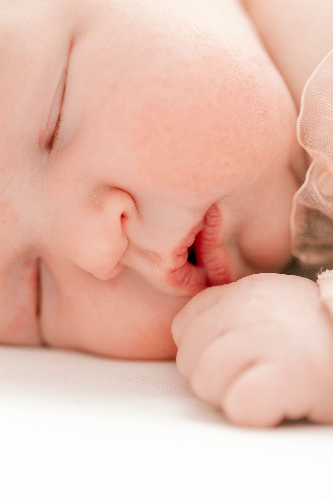 Chicago newborn photographer, in home newborn photoshoot for a young family