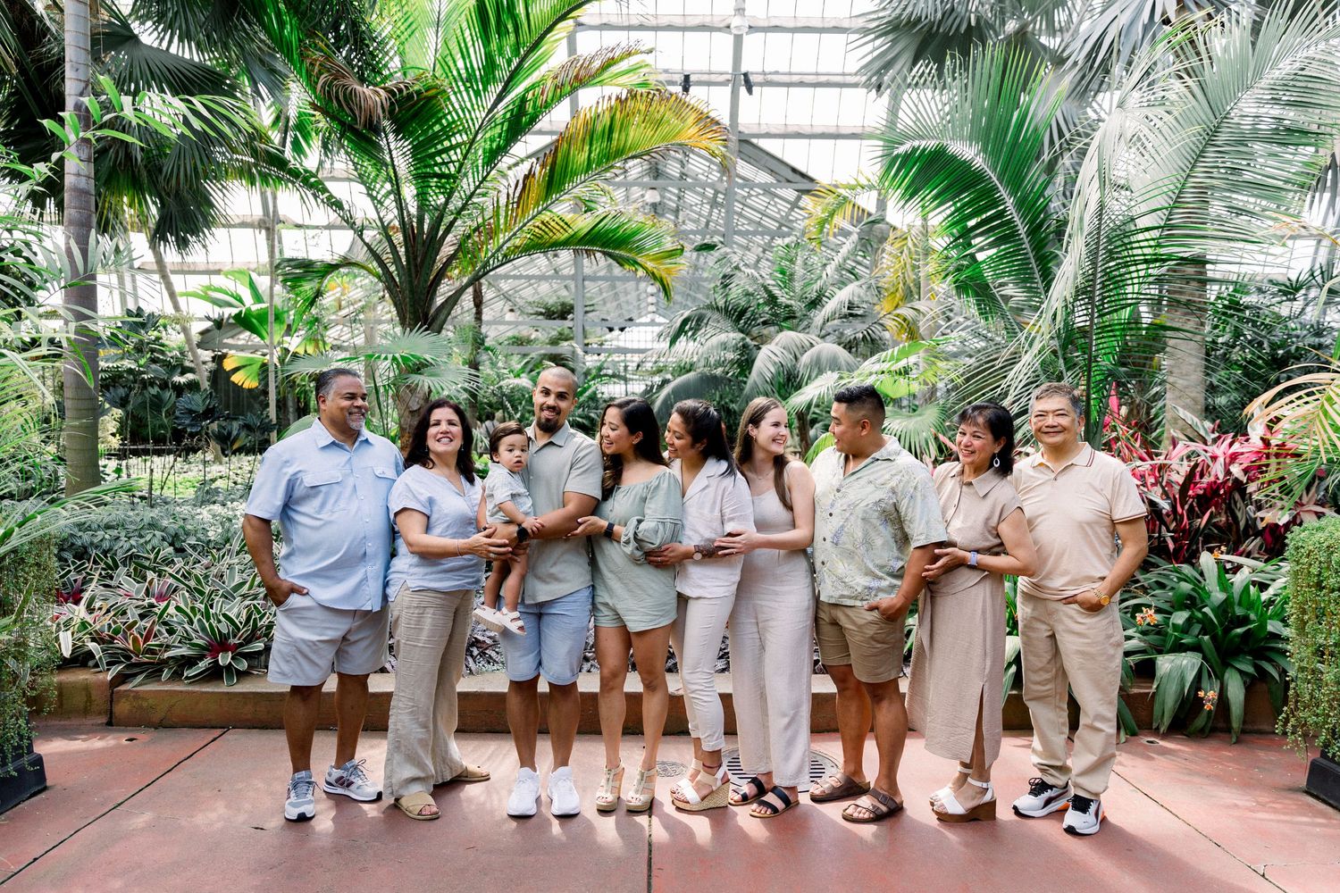 Chicago family photographers, extended family photo at garfield park conservatory