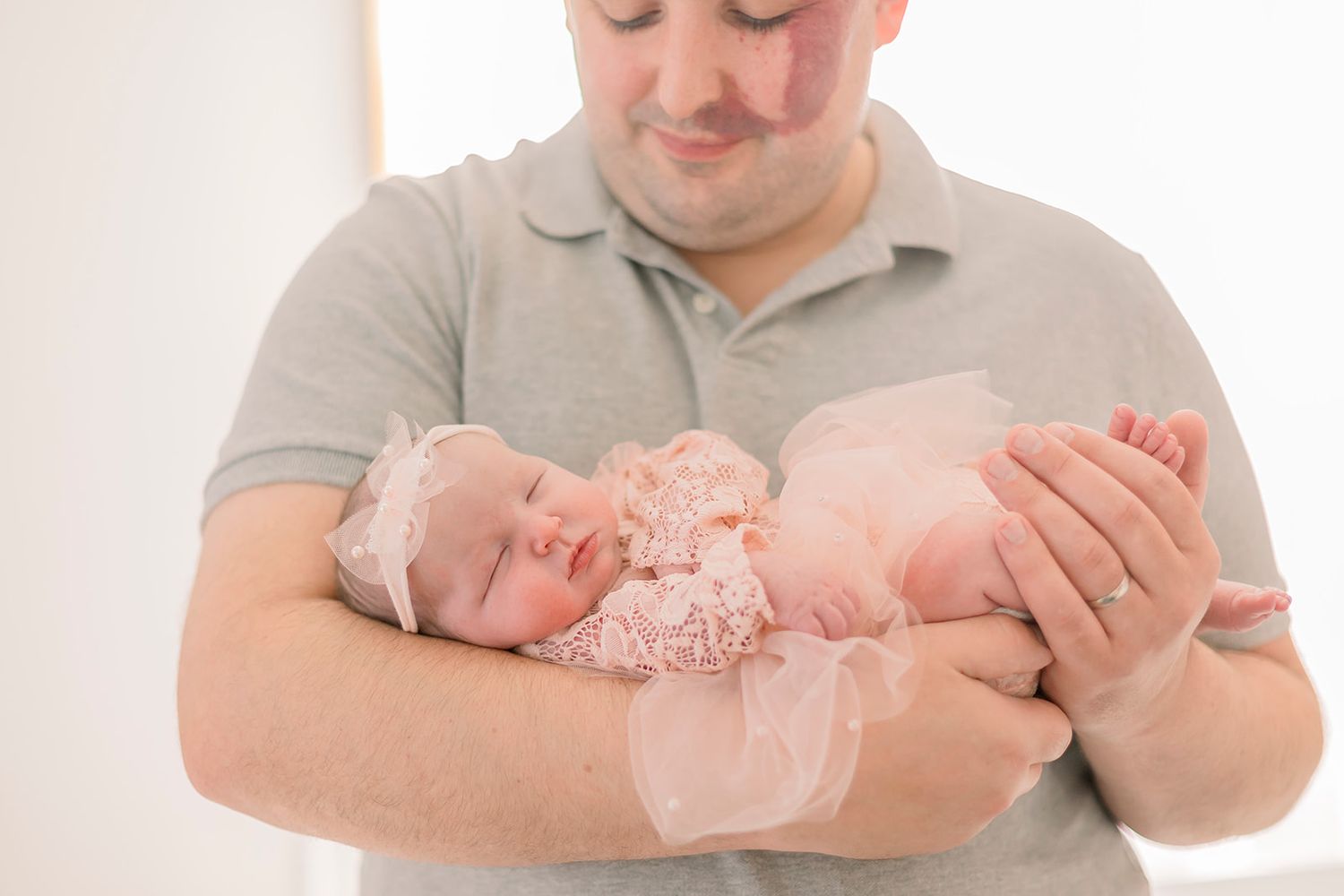 Chicago newborn photographer, in home newborn photoshoot for a young family