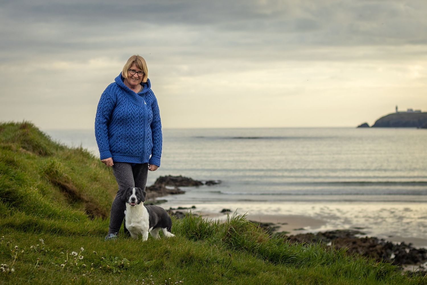 Owner and dog at the Red Strand cliffs at the holiday photoshoot