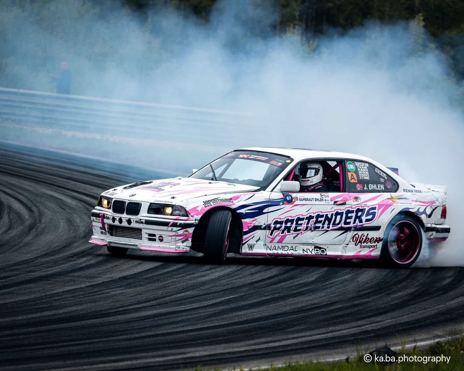 Motosportfoto - drifting under løp på banen