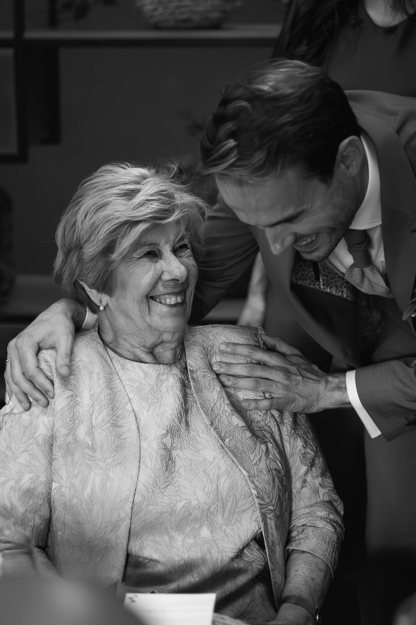 Documentaire trouwfotografie van een bijzonder moment tussen de bruidegom en oma, de liefde vieren met dierbaren tijdens het diner.