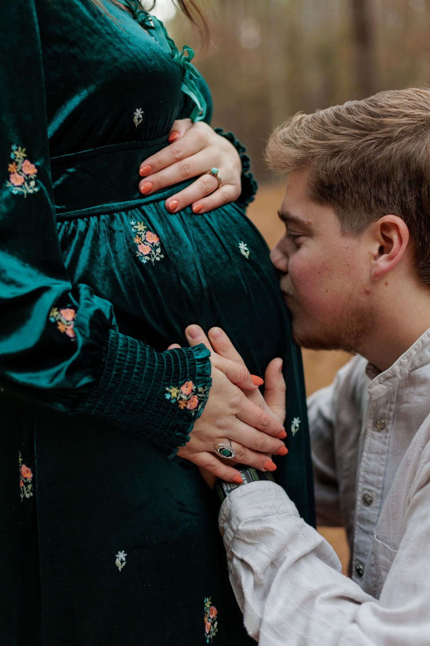 Dad kissing his wife's pregnant belly in Williamsport pennsylvania