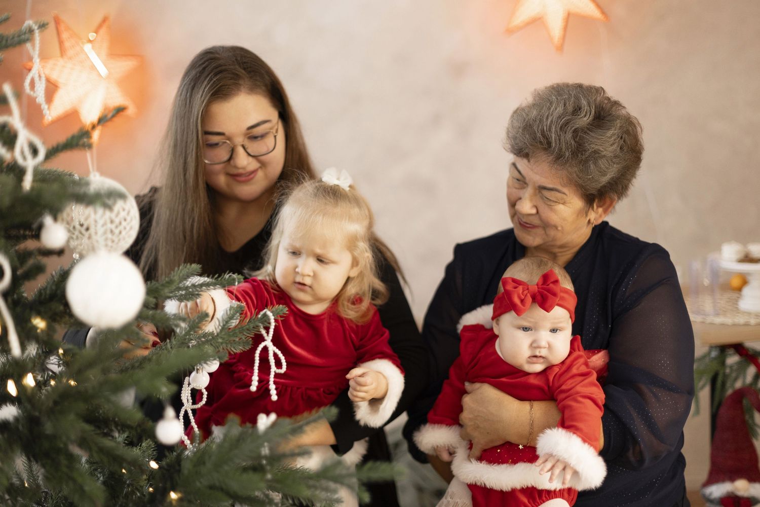 Ziemassvētku fotosesija Rīgā, bērni, vecāki, ģimene svētku dekorācijās.