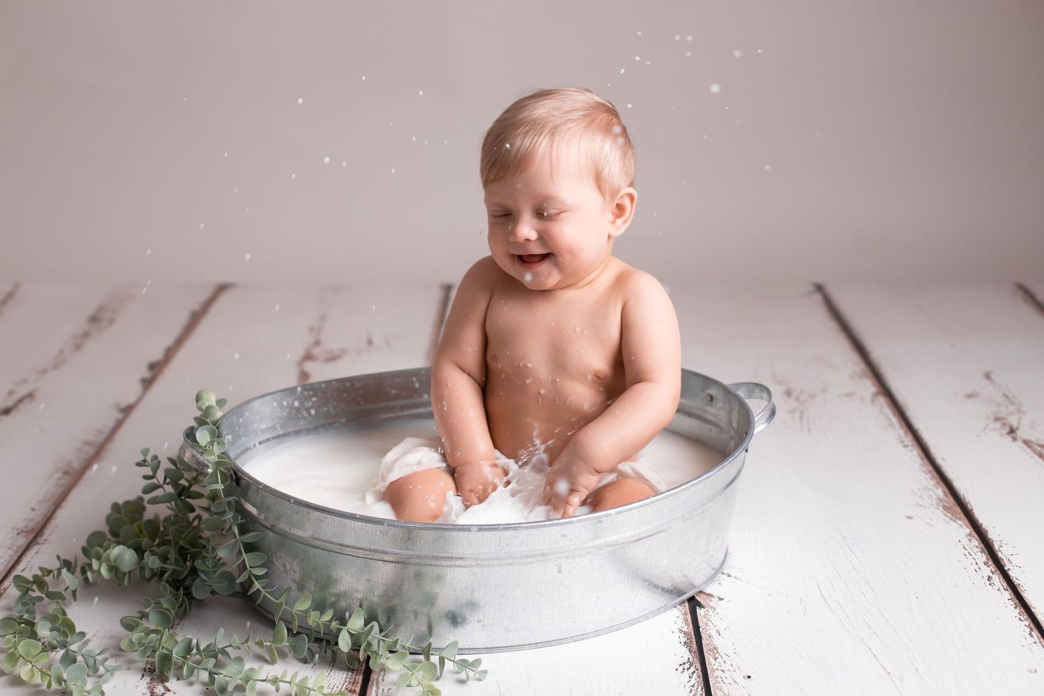 1 gada fotosesija ar kūku Rīgā, bērns ēd torti studijā.
Cake smash fotosesija Rīgā.
Piena vanniņa.