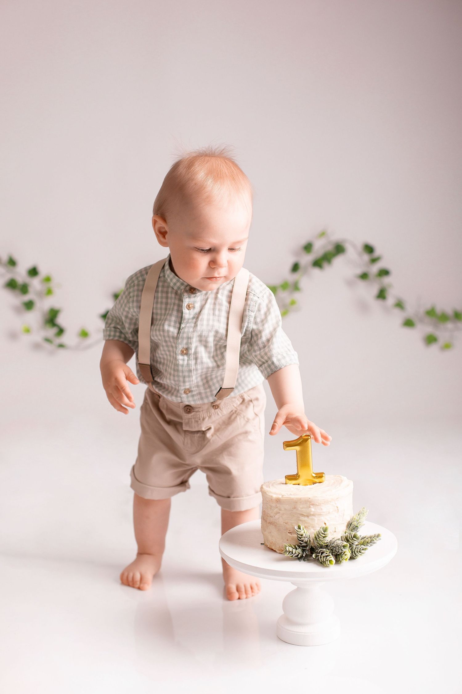 Cake smash fotosesija Rīgā studijā, mazulis ar kūku.