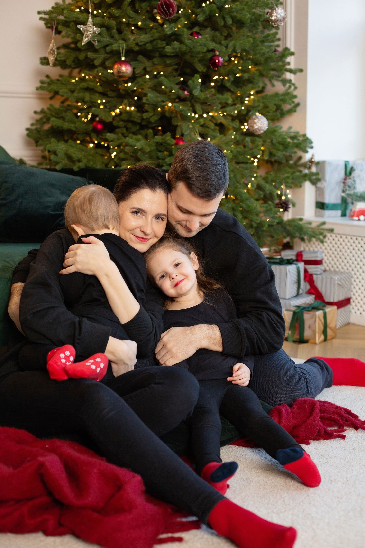 Ziemassvētku fotosesija Rīgā, bērni, vecāki, ģimene svētku dekorācijās.