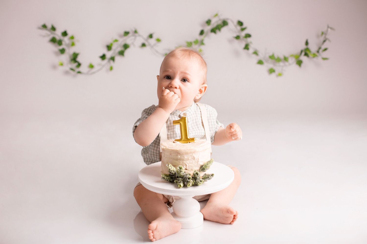 Cake smash fotosesija Rīgā studijā, mazulis ar kūku.