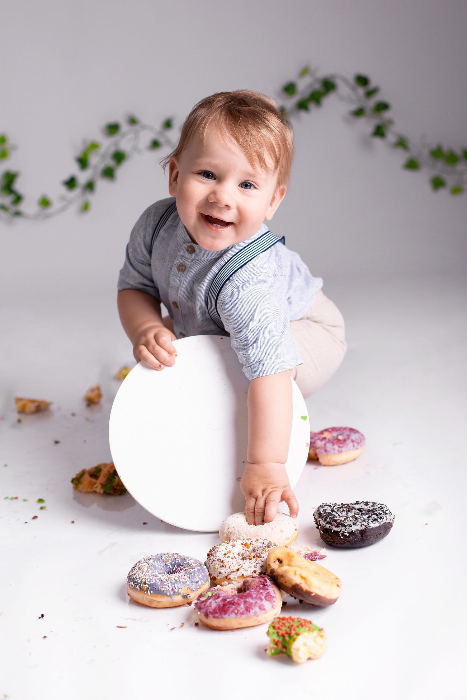 1 gada fotosesija ar kūku Rīgā, bērns ēd torti studijā.
Cake smash fotosesija Rīgā.