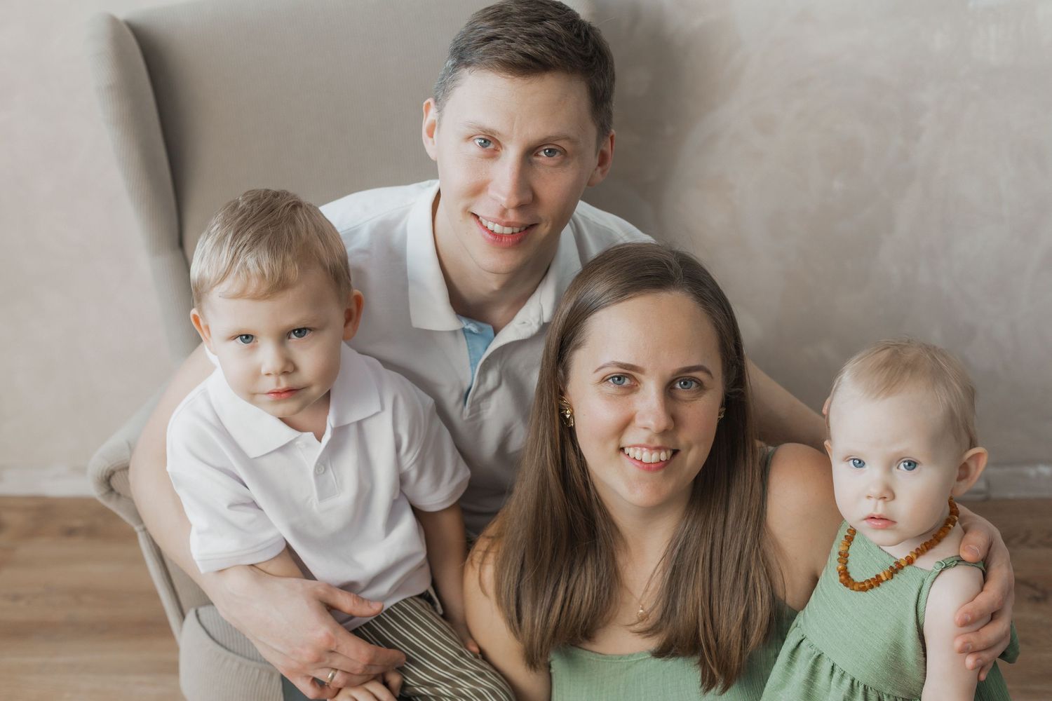 Gaidību fotosesija visai ģimenei Rīgā - studijā.