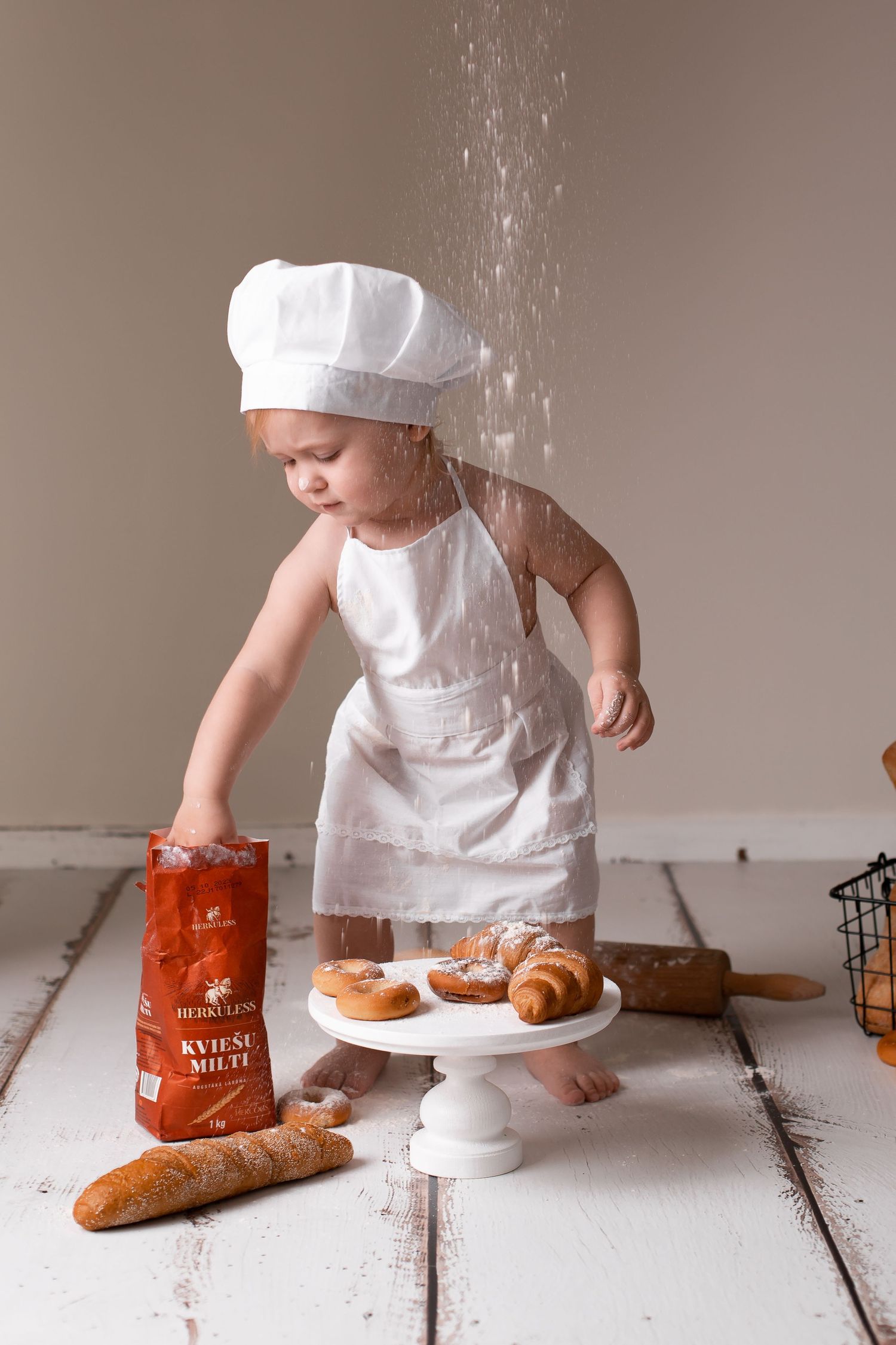 1 gada fotosesija ar kūku Rīgā, bērns ēd torti studijā.
Cake smash fotosesija Rīgā.