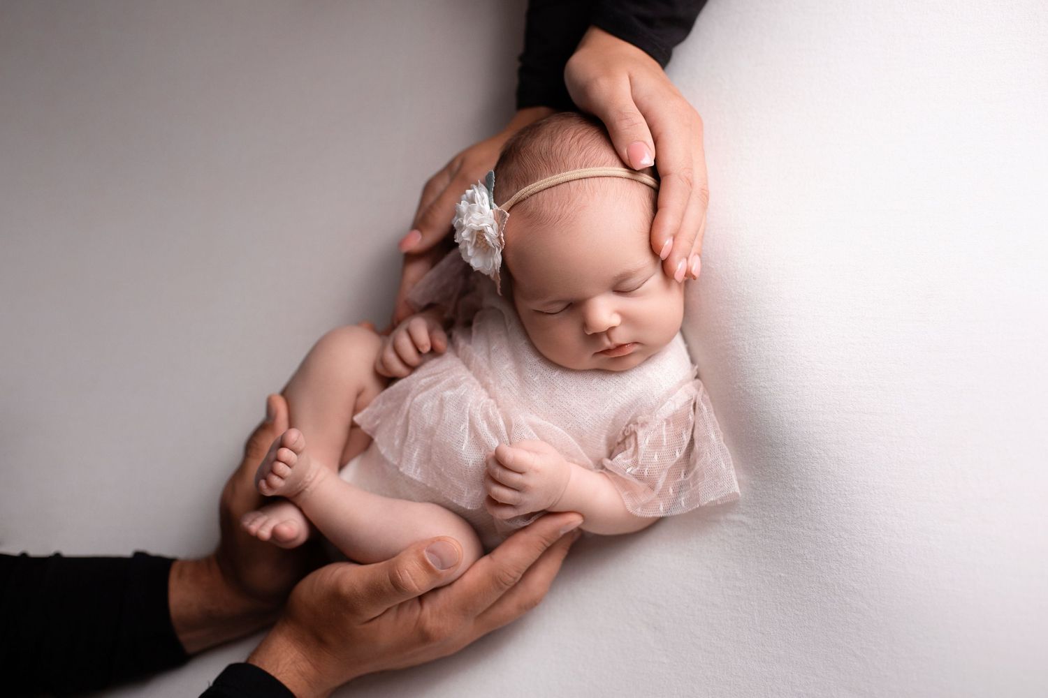 Newborn fotosesija Rīgā, mazulis ar vecākiem.