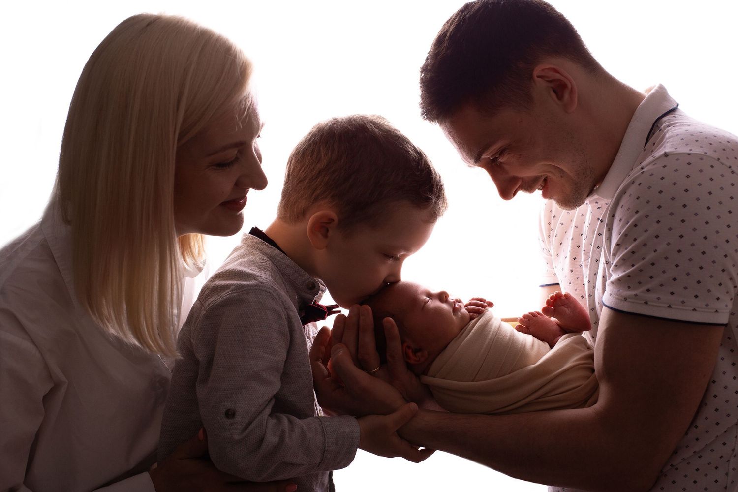 Jaundzimušo fotosesija Rīgā studijā, gulošs mazulis maigā gaismā.