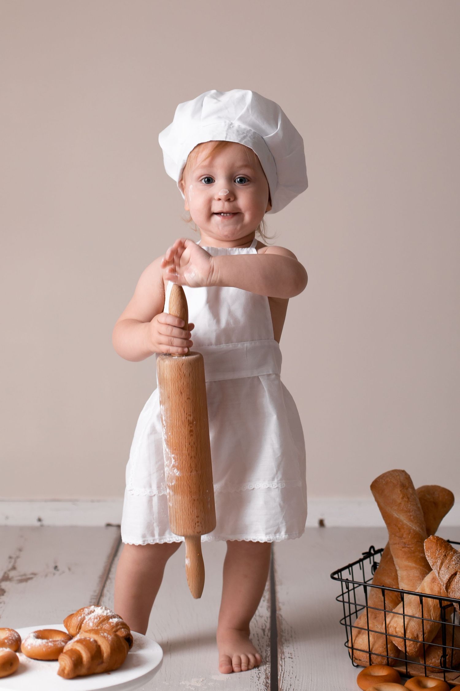 1 gada fotosesija ar kūku Rīgā, bērns ēd torti studijā.
Cake smash fotosesija Rīgā.