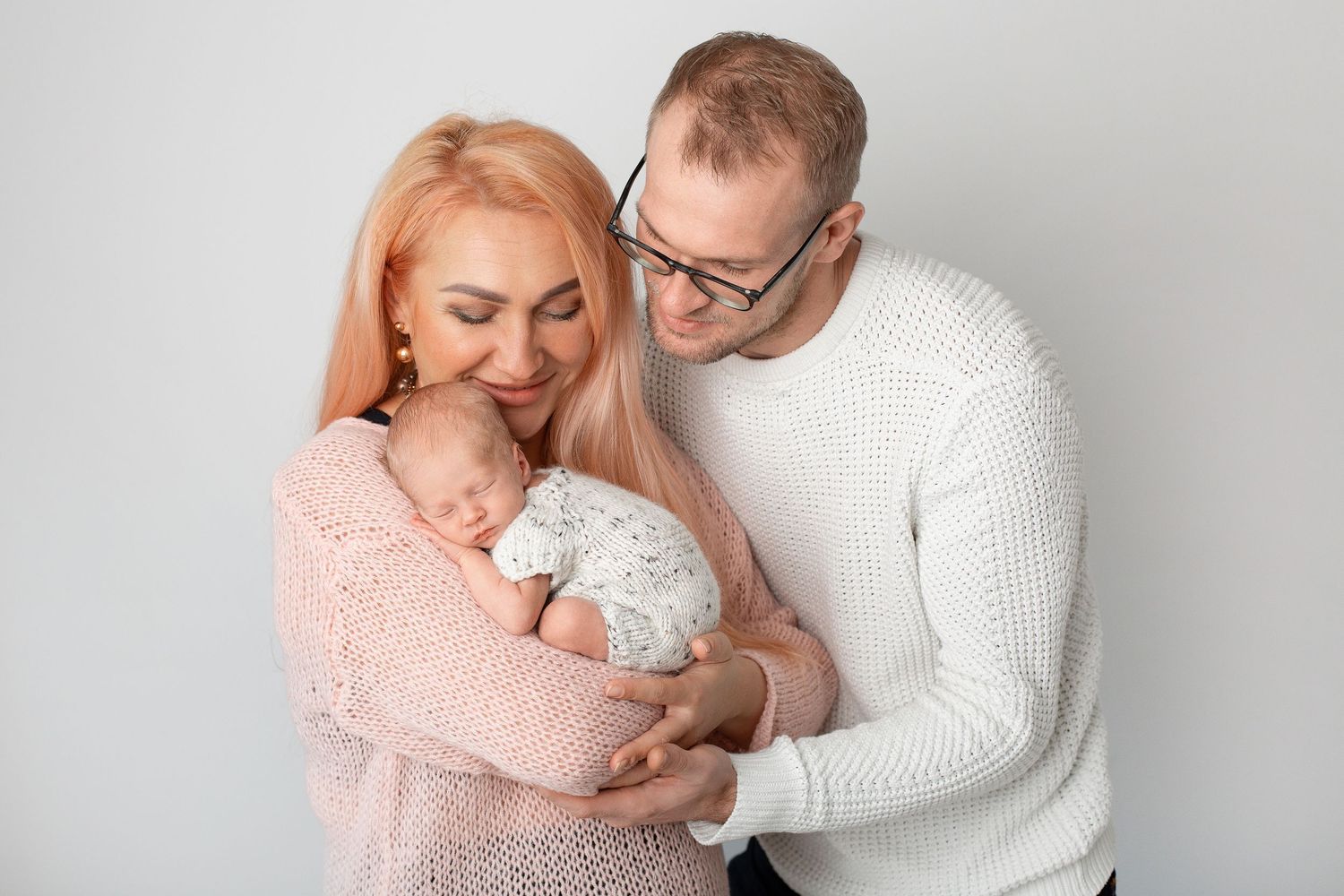 Jaundzimušo fotosesija Rīgā studijā, gulošs mazulis maigā gaismā.