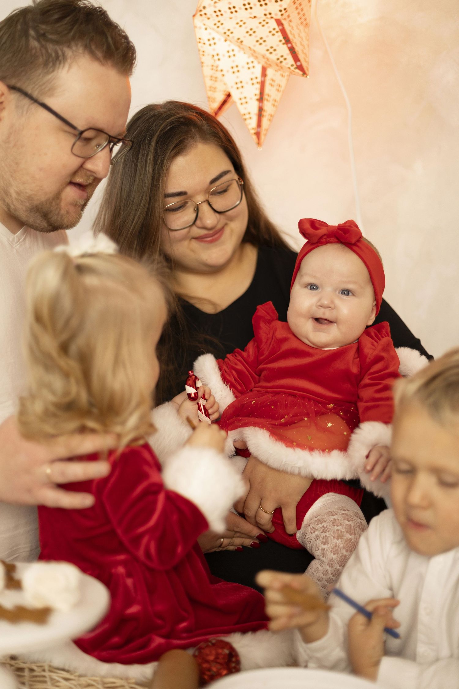 Ziemassvētku fotosesija Rīgā, bērni, vecāki, ģimene svētku dekorācijās.