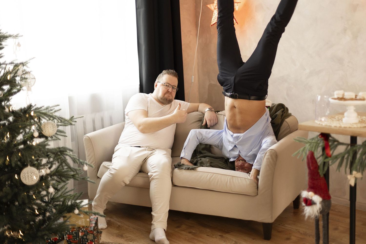 Ziemassvētku fotosesija Rīgā, bērni, vecāki, ģimene svētku dekorācijās.