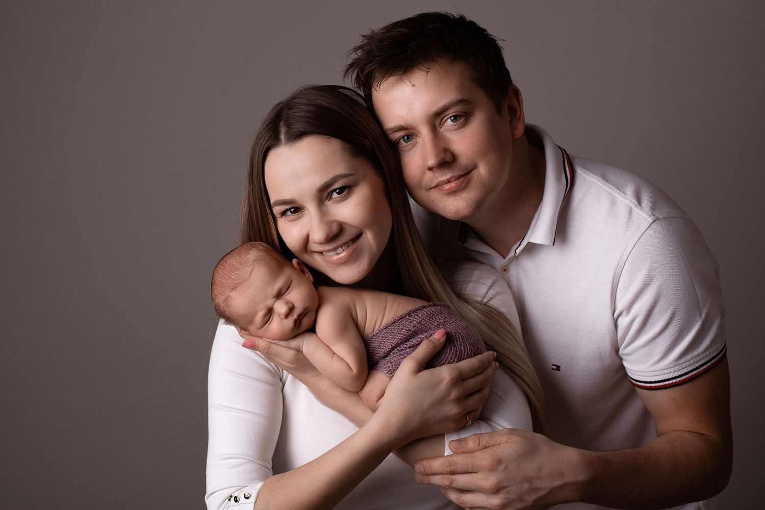 Newborn fotosesija Rīgā, mazulis ar vecākiem.