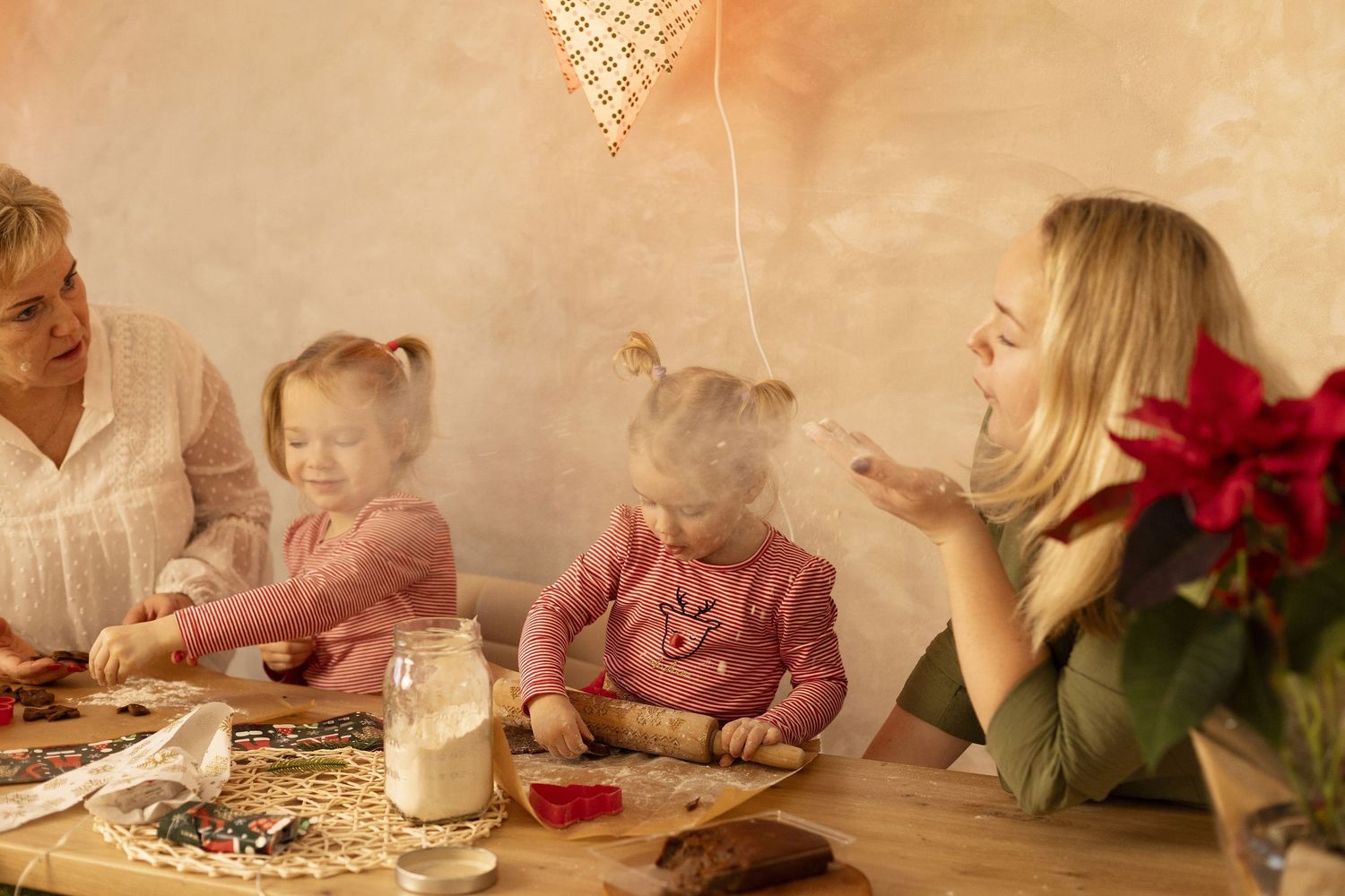 Ziemassvētku fotosesija Rīgā, bērni, vecāki, ģimene svētku dekorācijās.