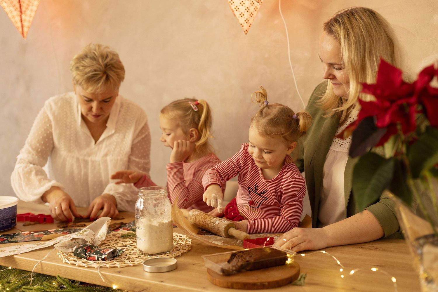 Ziemassvētku fotosesija Rīgā, bērni, vecāki, ģimene svētku dekorācijās.