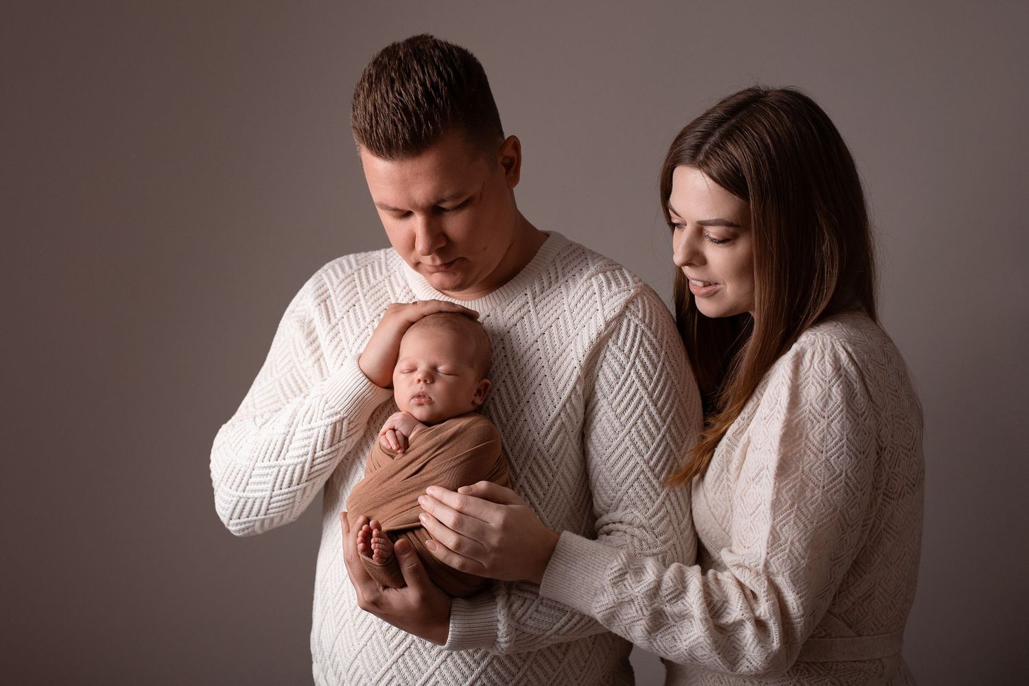Newborn fotosesija Rīgā, mazulis ar vecākiem.