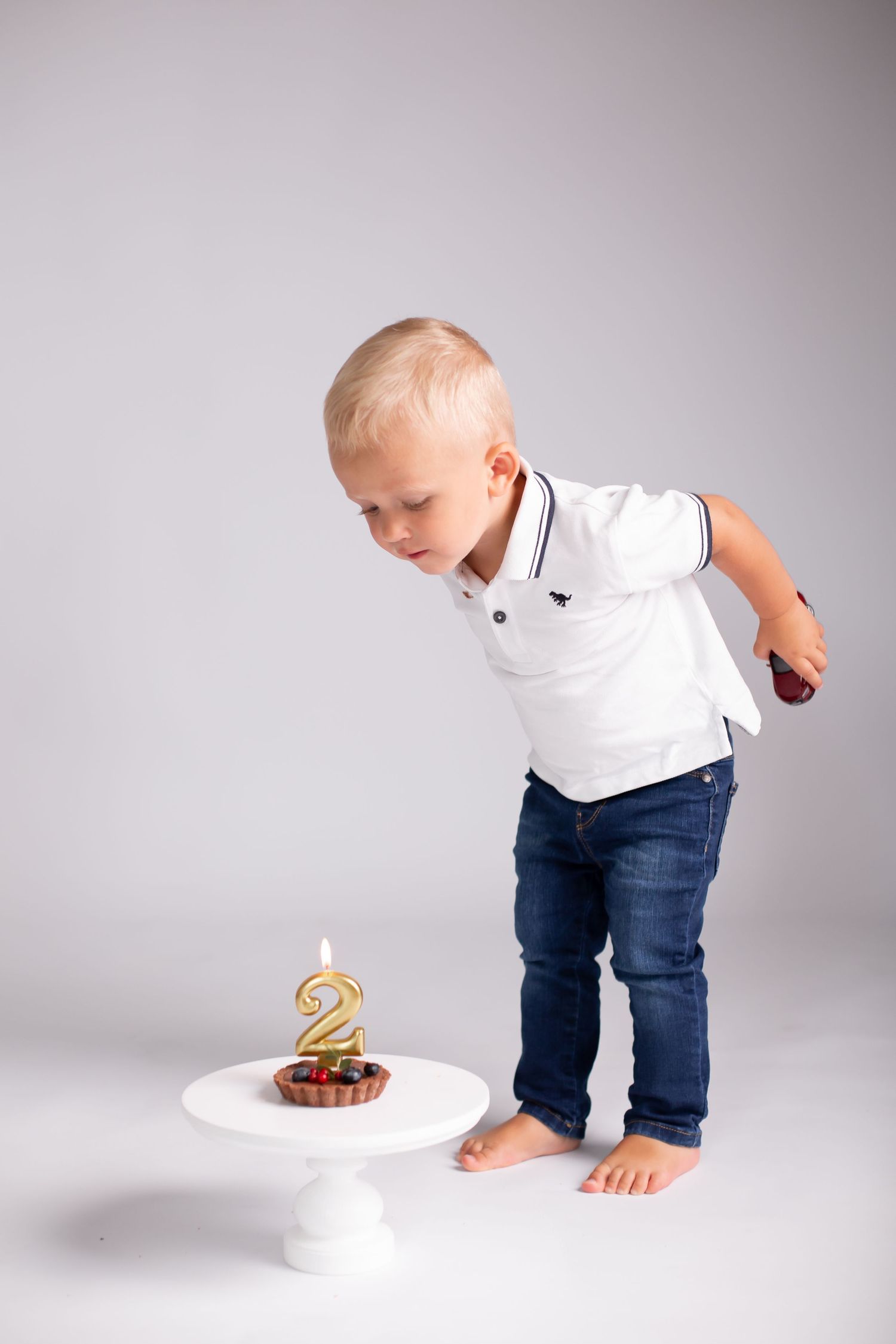1 gada fotosesija ar kūku Rīgā, bērns ēd torti studijā.
Cake smash fotosesija Rīgā.