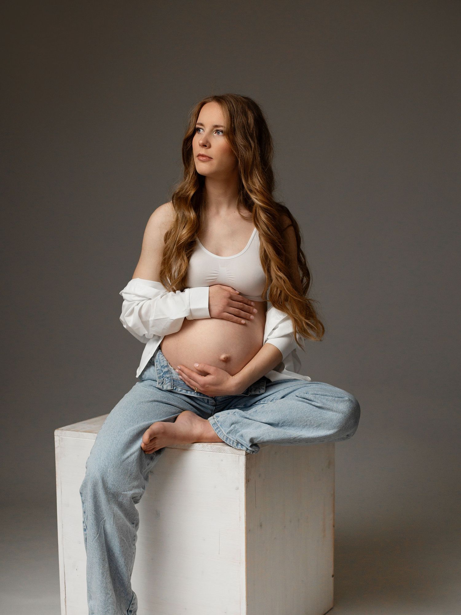 Grūtnieču fotosesija studijā Rīgā. Estētiska, maiga, minimālistiska gaidību fotosesija.