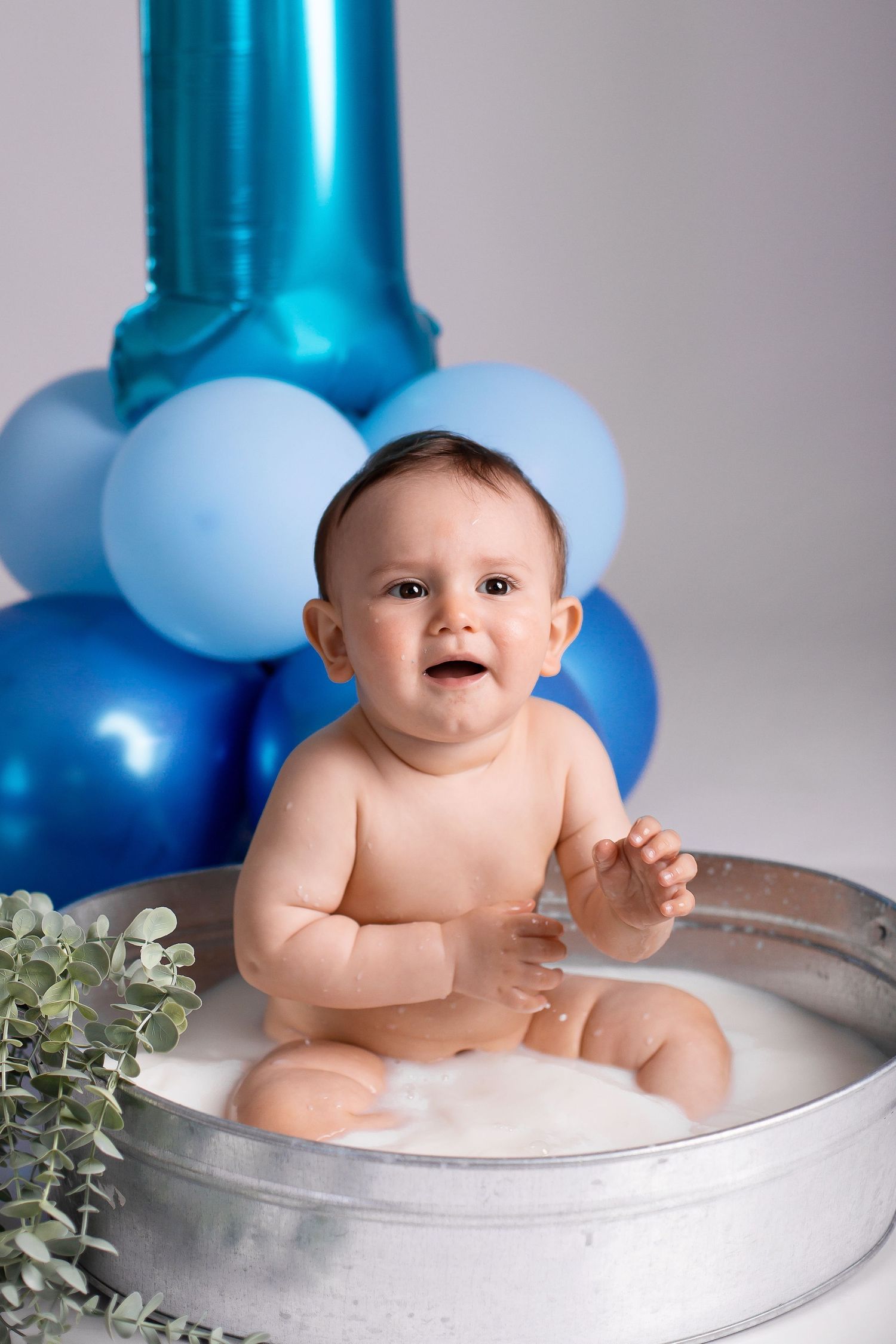 1 gada fotosesija ar kūku Rīgā, bērns ēd torti studijā.
Cake smash fotosesija Rīgā.
Piena vanniņa.