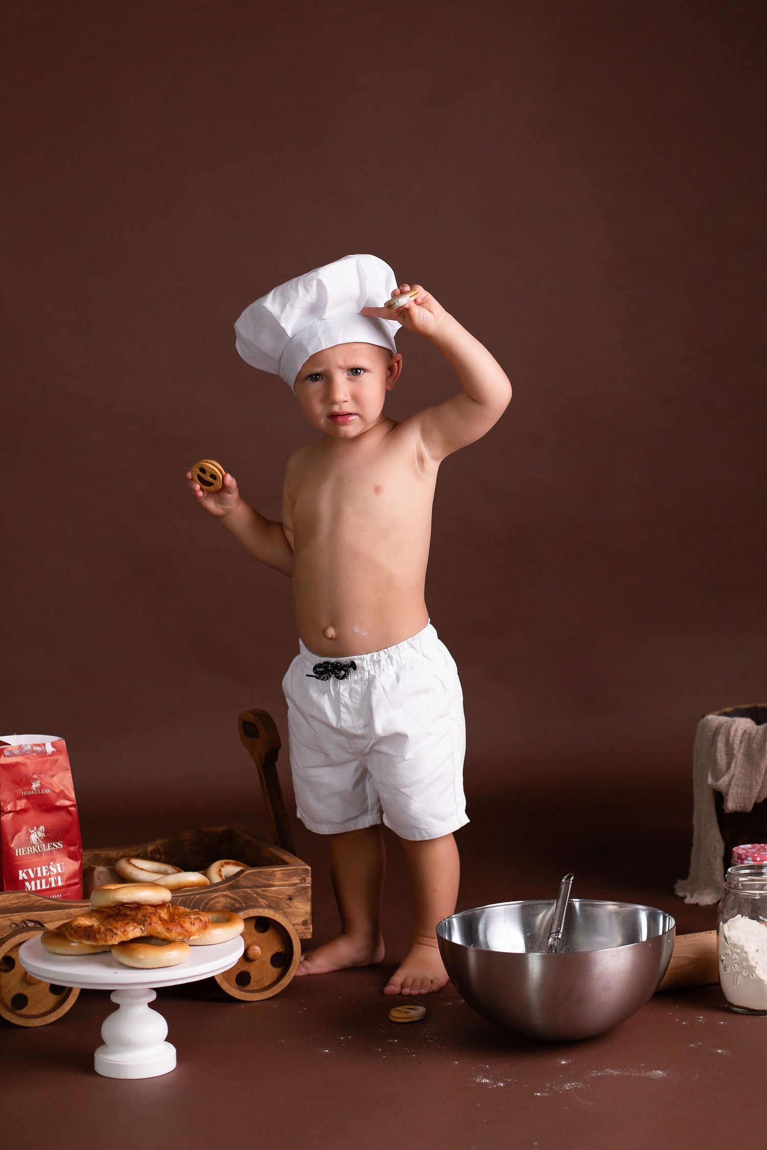 1 gada fotosesija ar kūku Rīgā, bērns ēd torti studijā.
Cake smash fotosesija Rīgā.