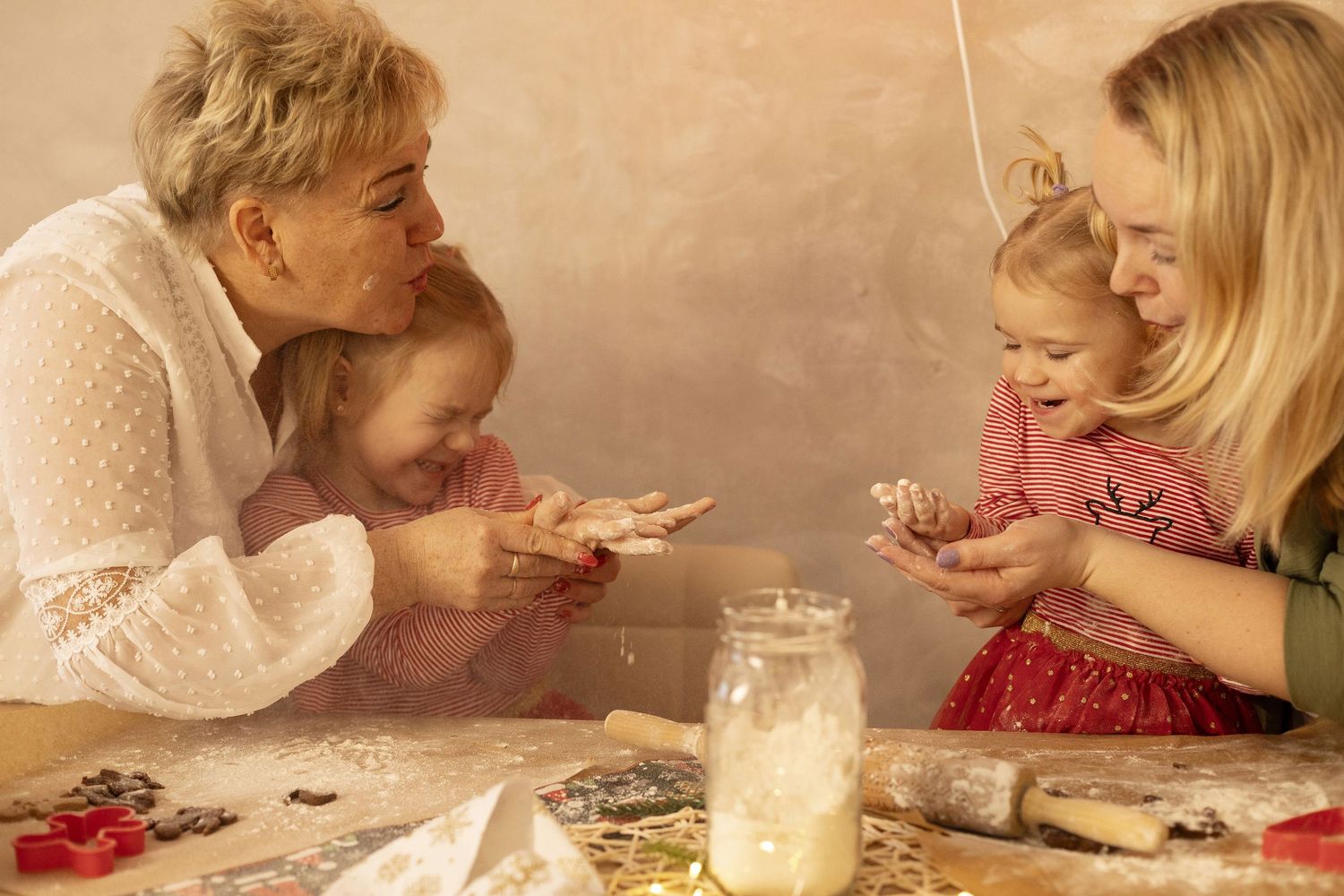 Ziemassvētku fotosesija Rīgā, bērni, vecāki, ģimene svētku dekorācijās.