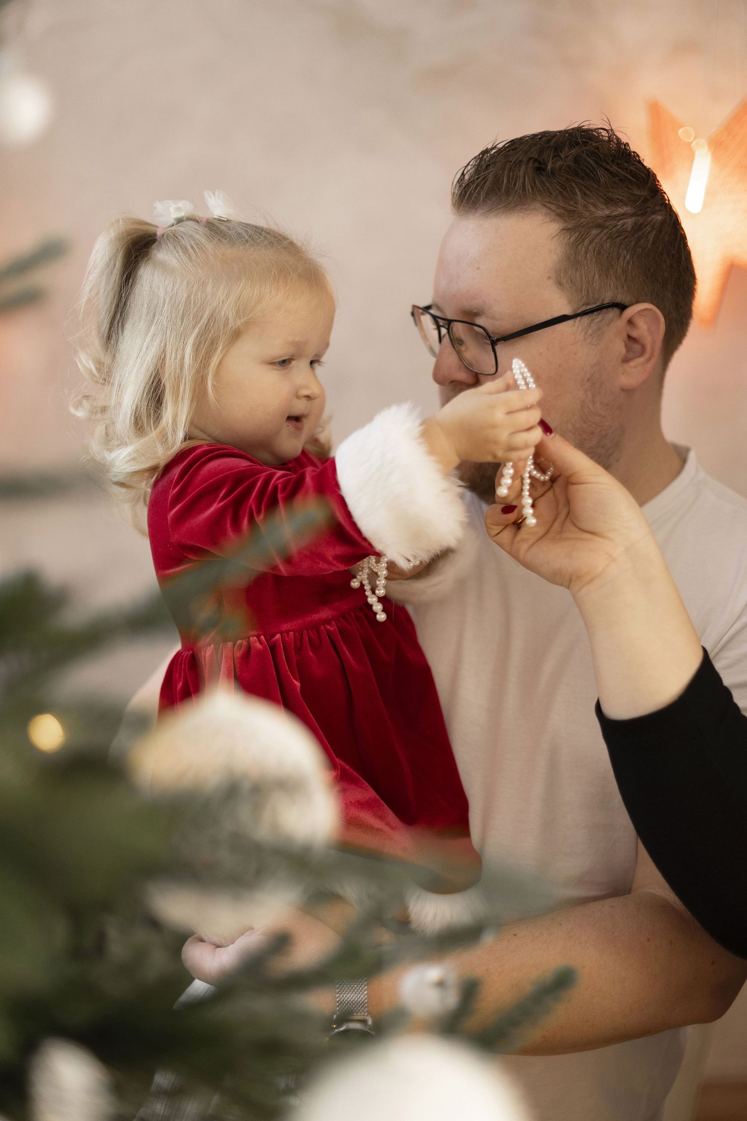 Ziemassvētku fotosesija Rīgā, bērni, vecāki, ģimene svētku dekorācijās.