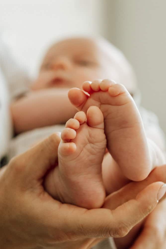 A newborn baby's feet from an in-home baby session in Marlow.