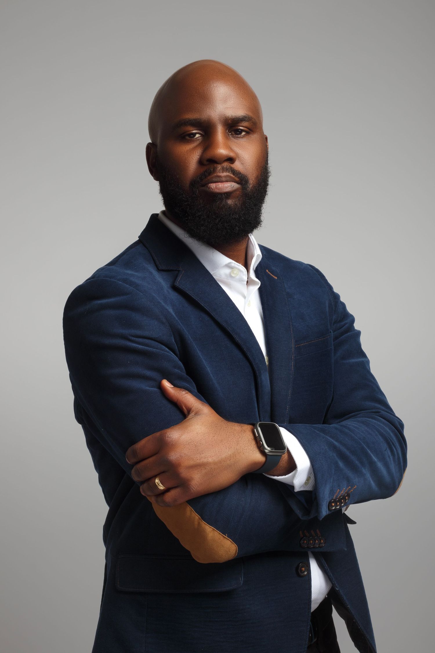 Headshot Portrait, Grey backdrop, male, Headshot, Man in professional attire