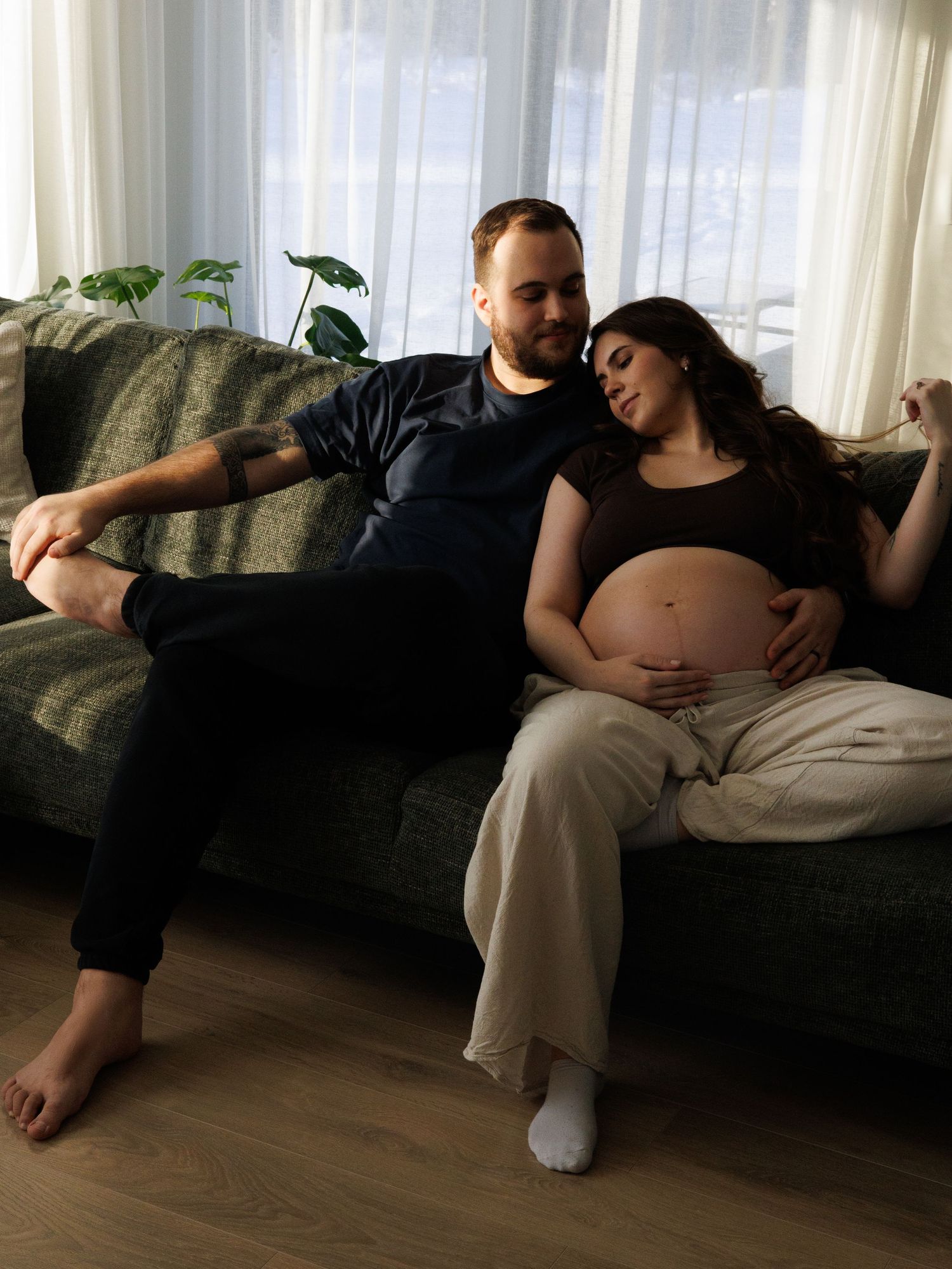 Rasedusfotograaf Harjumaal jäädvustamas loomulikku rasedusportreed.