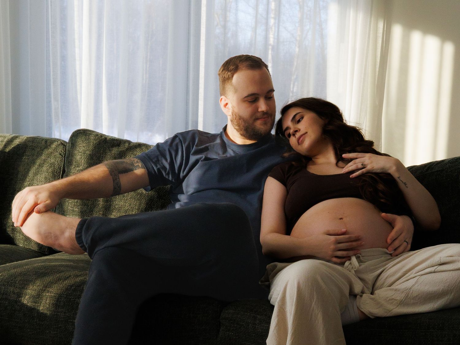Rasedusfotograaf Harjumaal jäädvustamas loomulikku rasedusportreed.